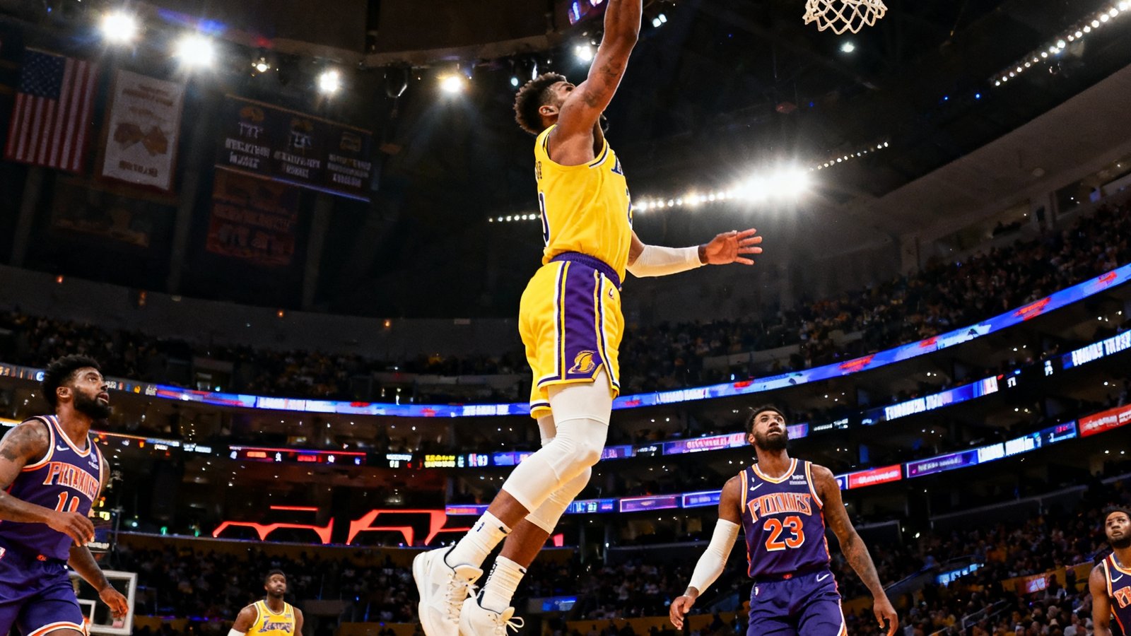 NBA篮球比赛高清直播画面，球员正在突破上篮，球馆灯光璀璨观众席座无虚席